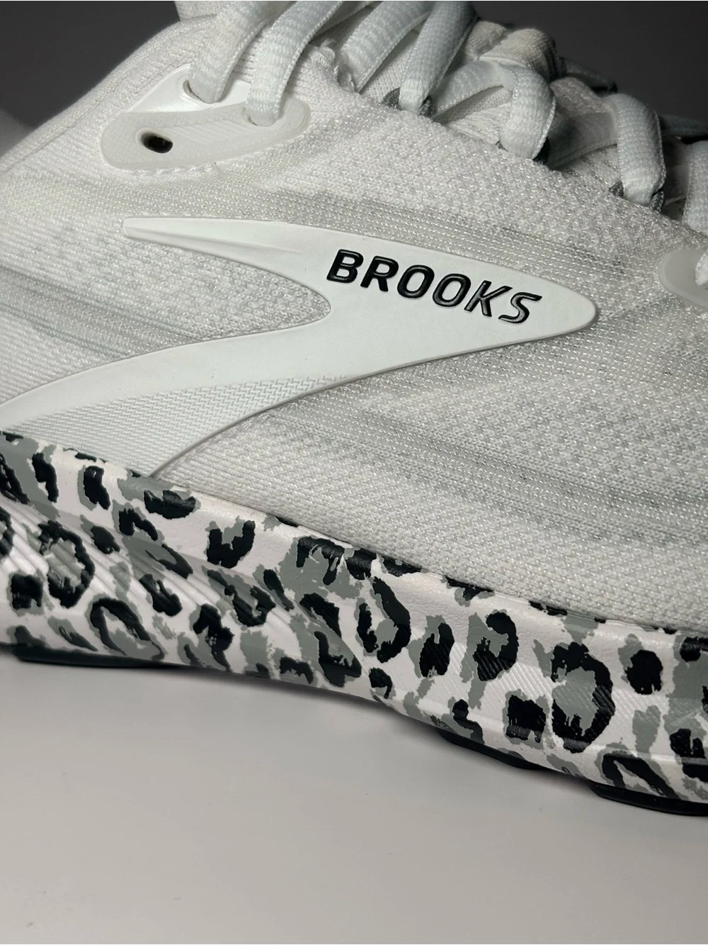 Brooks Women's Revel 9 White Running Shoe with Black Leopard Midsole size 7 - Picture 10 of 15